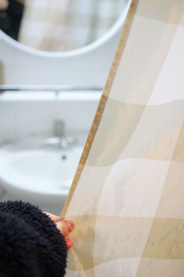 Un baño con un lavamanos blanco y un espejo.