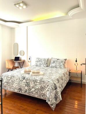 Tabla de planchar con plancha, wifi y ropa de cama 