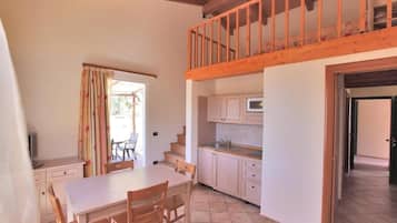 Premium Apartment, 2 Bedrooms, Resort View | Dining