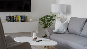 Smart-TV, Bücher, Stereoanlage
