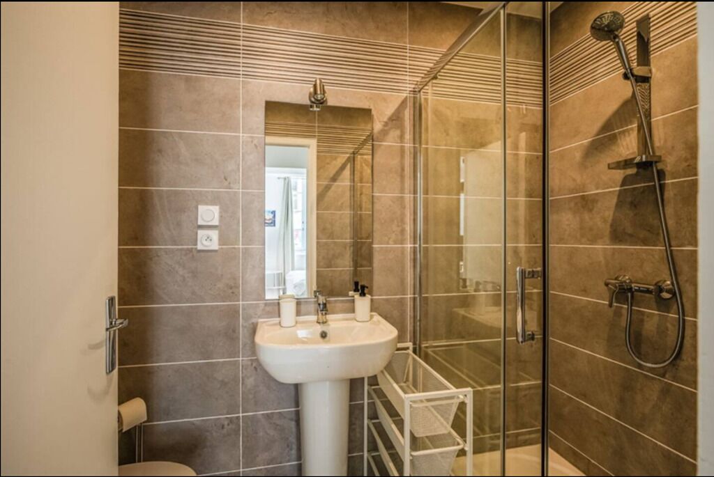 Bruser, hårtørrer, håndklæder, Toiletpapir