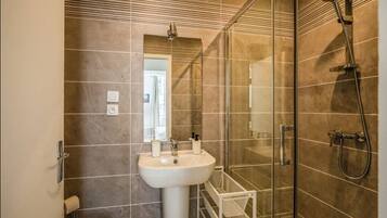 Bruser, hårtørrer, håndklæder, Toiletpapir