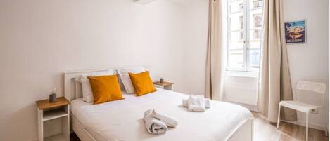 Iron/ironing board, WiFi, bed sheets