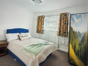 2 bedrooms, iron/ironing board, WiFi, bed sheets - Spacious 2Bedroom Flat (Dagenham)