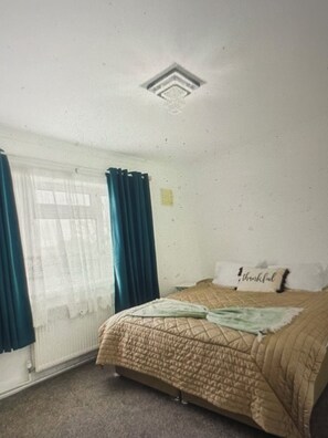 2 bedrooms, iron/ironing board, WiFi, bed sheets - Spacious 2Bedroom Flat (Dagenham)