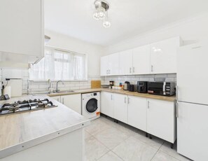 Microwave, oven - Spacious 2Bedroom Flat (Dagenham)