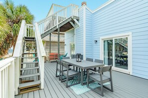 Outdoor dining - Great Views from Rooftop Deck, 4th House from Beach, Chill Vibes! (Galveston)