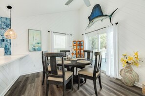 Dining - Great Views from Rooftop Deck, 4th House from Beach, Chill Vibes! (Galveston)
