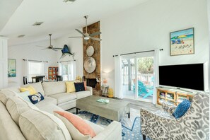 TV - Great Views from Rooftop Deck, 4th House from Beach, Chill Vibes! (Galveston)