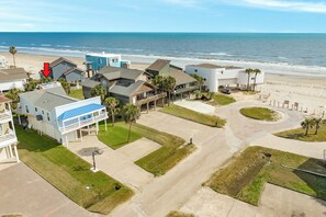 Beach nearby - Great Views from Rooftop Deck, 4th House from Beach, Chill Vibes! (Galveston)