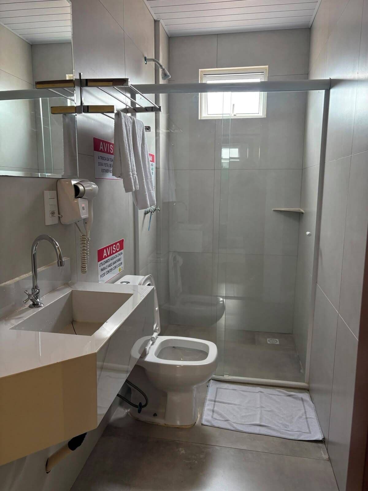 Habitación doble estándar, para no fumadores | Baño | Regadera, secadora de cabello, toallas, jabón 
