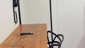 Una taula de conferències amb un telèfon i una ganxada a la paret.