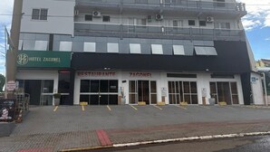 Ένα πολυώροφο κτίριο που στεγάζει ένα εστιατόριο και ένα ξενοδοχείο με την ονομασία «Ζαγονέλ».