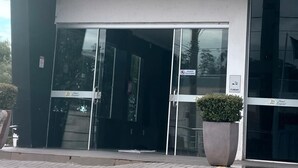 Η εξωτ ερική όψη του ξενοδοχείου Zagonel διαθέτει μια μοντέρνα πρόσοψη από γυαλί, έναν χώρο υποδοχής και μια πινακίδα που υποδεικνύει την περιοχή στάθμευσης.