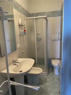 Suihku, hiustenkuivaaja, pyyhkeet, saippua