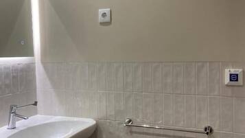 Double Room, City View | Bathroom