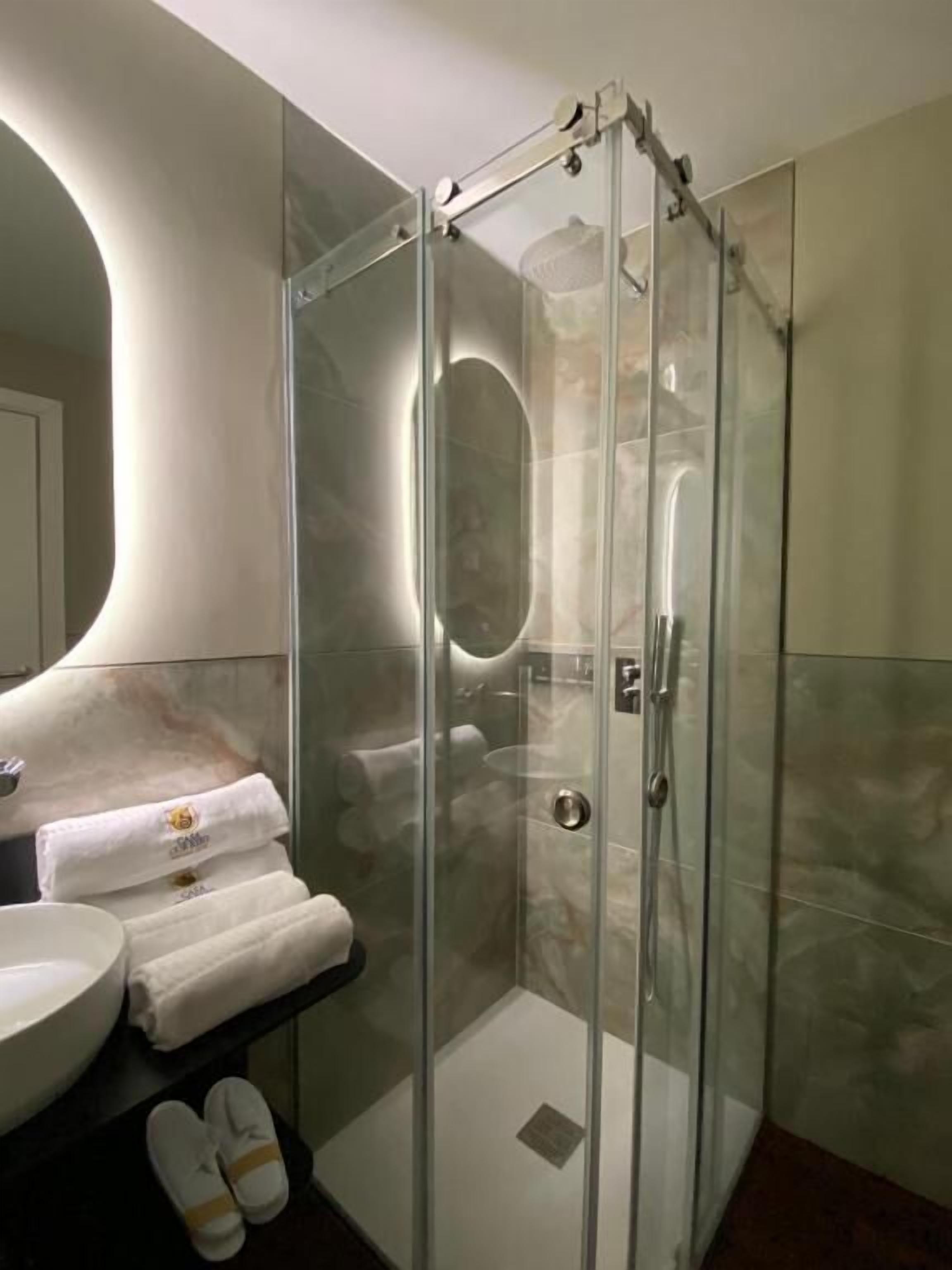 Deluxe Suite, City View | Bathroom