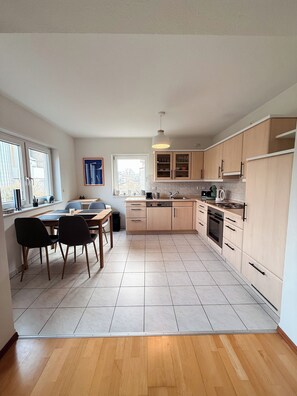Fridge, microwave, oven, stovetop - Large, cozy vacation apartment in the heart of the Kraichgau. (Kraichtal)