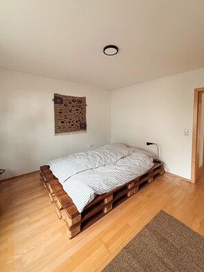 2 bedrooms, desk, iron/ironing board, WiFi