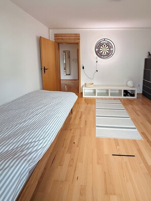 2 bedrooms, desk, iron/ironing board, WiFi - Large, cozy vacation apartment in the heart of the Kraichgau. (Kraichtal)