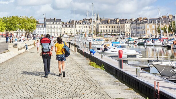 A waterfront promenade with a row of historic buildings and a marina with boats. - Superb T4 80m2 - Terrace 40m2 - 4/6pers - fully equipped and linen included (Vannes)