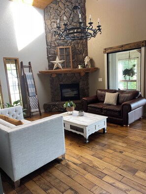 Smart TV, fireplace - Mountain View Acreage near Sylvan Lake | Huge Lit Patio, BBQ Bar & Horses! (Red Deer County)