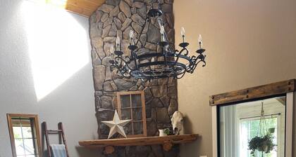 Peaceful Cozy Farmhouse Close to Sylvan Lake