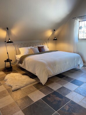4 bedrooms, desk, iron/ironing board, free WiFi - Mountain View Acreage near Sylvan Lake | Huge Lit Patio, BBQ Bar & Horses! (Red Deer County)