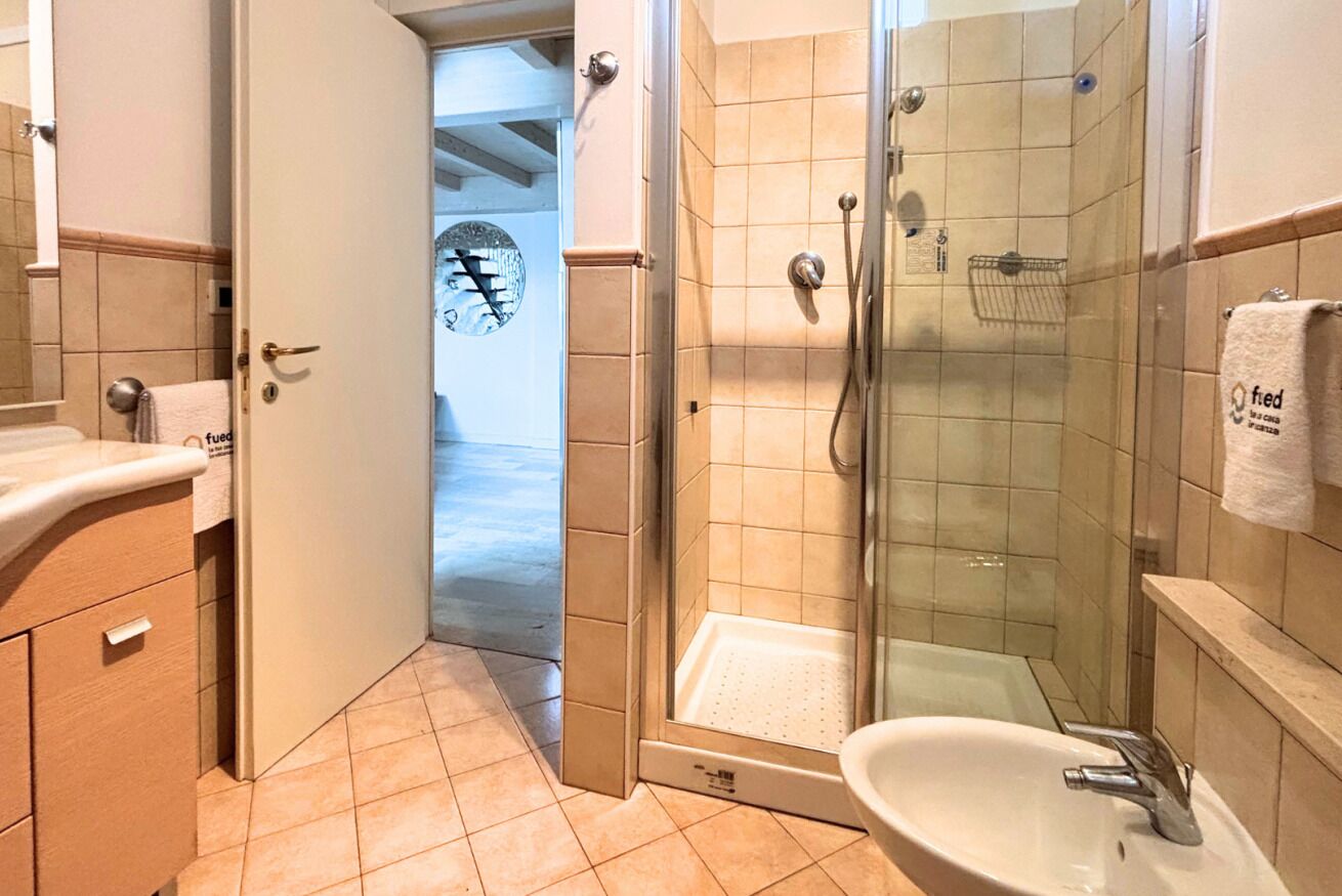 Douche, bidet, serviettes fournies