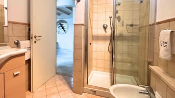 Douche, bidet, serviettes fournies