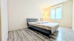 1 bedroom, iron/ironing board, free WiFi, bed sheets - Less than 10 minutes' walk from the town center Terasse.Secure parking.100m from shops (Brive-la-Gaillarde)