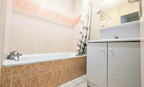 Towels, toilet paper - Less than 10 minutes' walk from the town center Terasse.Secure parking.100m from shops (Brive-la-Gaillarde)