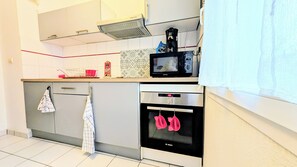 Fridge, microwave, oven, stovetop - Less than 10 minutes' walk from the town center Terasse.Secure parking.100m from shops (Brive-la-Gaillarde)