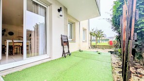 Outdoor dining - Less than 10 minutes' walk from the town center Terasse.Secure parking.100m from shops (Brive-la-Gaillarde)