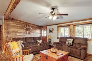 Smart TV, chimenea y libros 