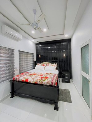WiFi, bed sheets - Elegant Beachside 2BR / Fast Wi-Fi & Free Parking (Lomé)
