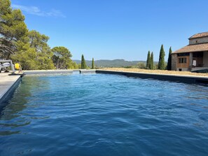 季節性室外游泳池，提供泳池遮陽傘和日光浴躺椅