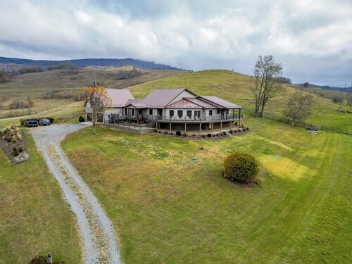 5-bedroom farmhouse in phenomenal Harman with cozy charm and AC