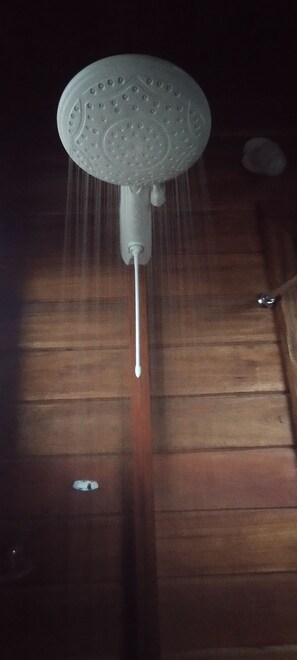 A ceiling with a white, textured light fixture and a visible pipe. - Romantic bungalow on the beach in Ceará (Paracuru)