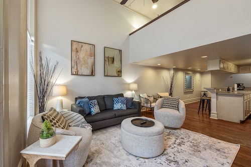 ON The Strand | Balcony access for Mardi Gras | Blue Tuna Loft