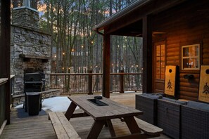 Outdoor dining - Fireside Creek · Fun & Spacious: Hot Tub, Game Room, Playground (Broken Bow)