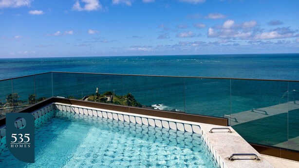 A pool with a glass railing overlooking the ocean. - Wake up to a view of the sea and the lighthouse (Salvador)