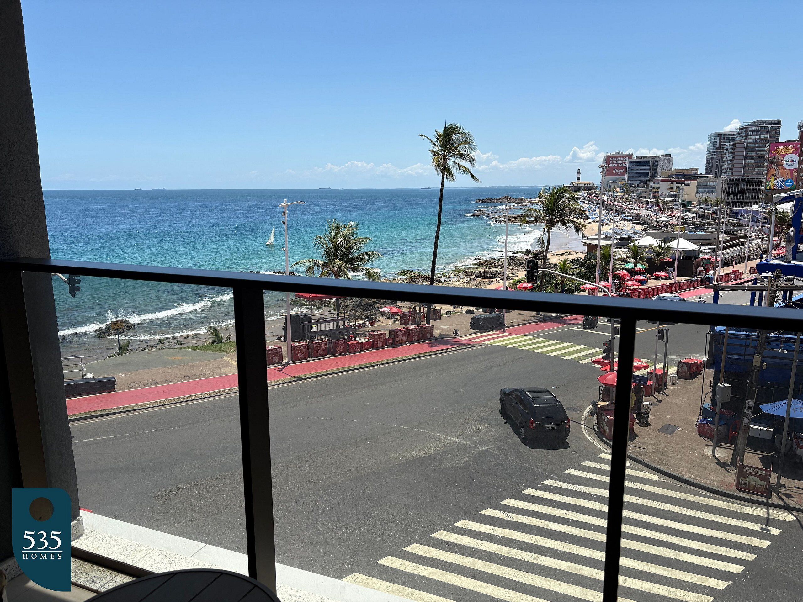 Un balcon avec vue sur la plage et l’océan.