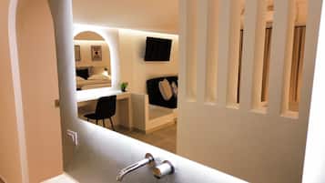 Honeymoon Suite | Premium bedding, in-room safe, soundproofing, travel crib