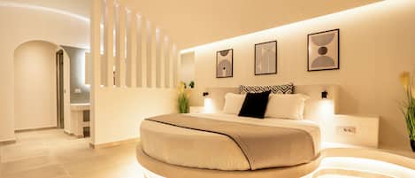 Honeymoon Suite | Premium bedding, in-room safe, soundproofing, travel cot