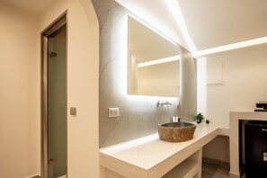 Honeymoon-Suite | Badezimmer | Dusche, Haartrockner, Hausschuhe, Handtücher