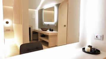 Deluxe Suite | Bathroom | Shower, hair dryer, slippers, towels