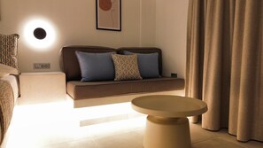 Deluxe-Suite | Wohnbereich | 32-Zoll-Smart-TV mit Digitalempfang