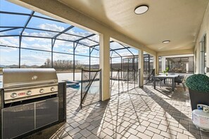 Outdoor dining - Amazing 9 bedroom Themed Storey Lake Villa With Pool (Kissimmee)