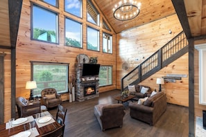 Living area - Beautiful 5-bedroom cabin with AC in peaceful Sevierville (Sevierville)